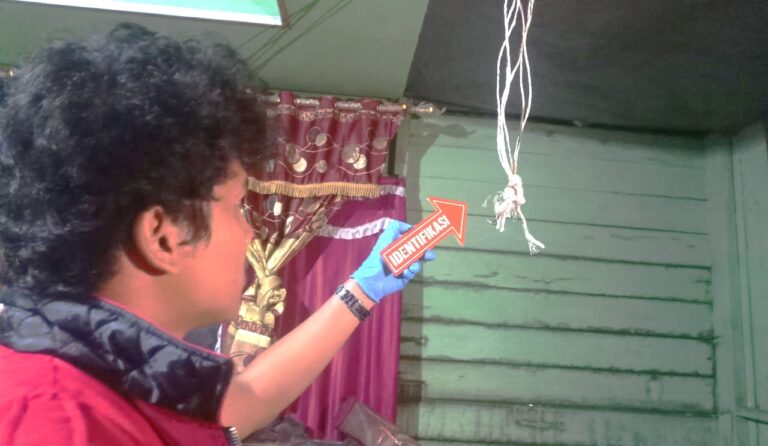 GANTUNG DIRI… Warga Teluk Majelis Ditemukan tak Bernyawa Diruang Tamu