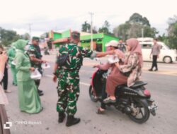 Danramil Sebapo dan Kapolsek Mestong Berbagi Kebahagiaan di Bulan Suci Ramadan, Kompak Bagikan Takjil ke Pengendara