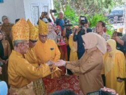 Awal Masuk Kerja Bupati Dillah Disambut Secara Adat