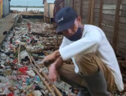 Limbah Plastik Menyerbu Pesisir Tanjab Timur, Ekosistem Laut di Ujung Tanduk