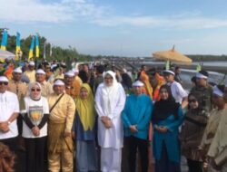 Bupati Tanjab Timur Dillah Hich Hadiri Festival Budaya Mandi Safar di Pantai Air Hitam Laut